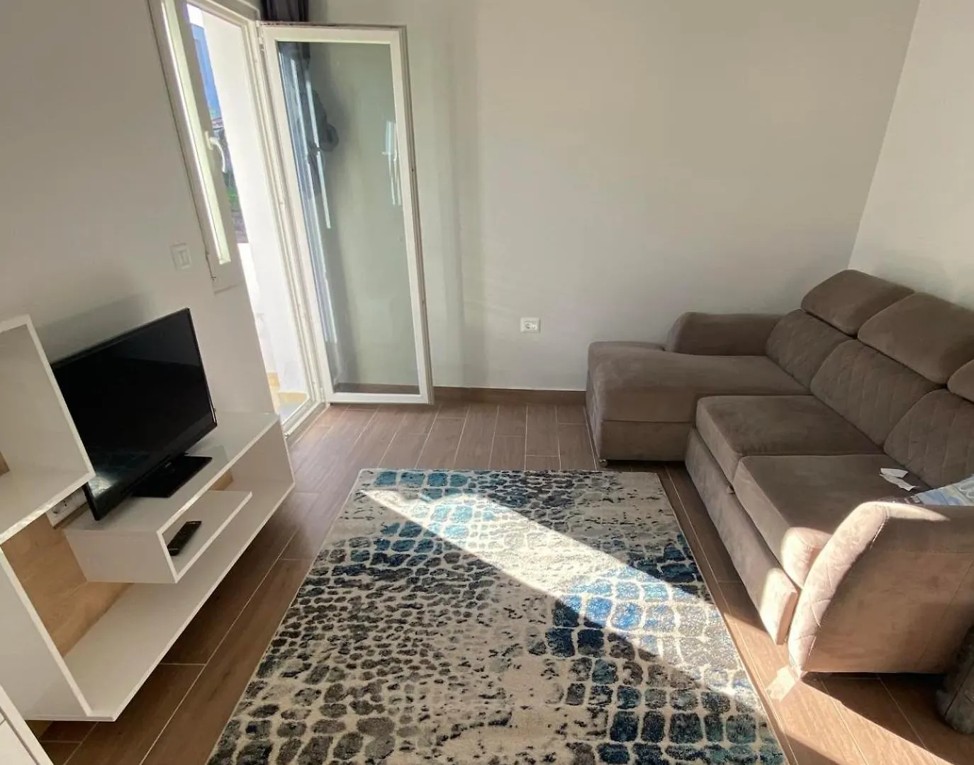 Liv Apartment Tirana 0*,  Albania